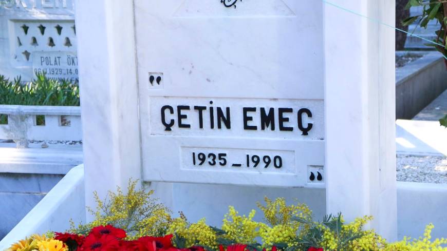 İstanbul- Gazeteci Çetin Emeç ölümünün 35'inci yılında mezarı başında anıldı
