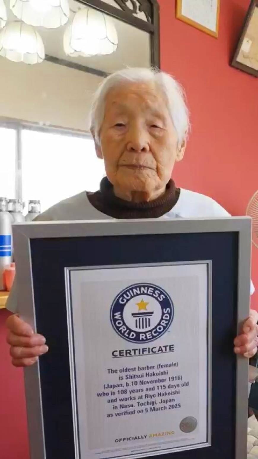 Japon Hakoişi, 108 yaşında 'dünyanın çalışan en yaşlı kadın berberi' olarak Guinness'e girdi