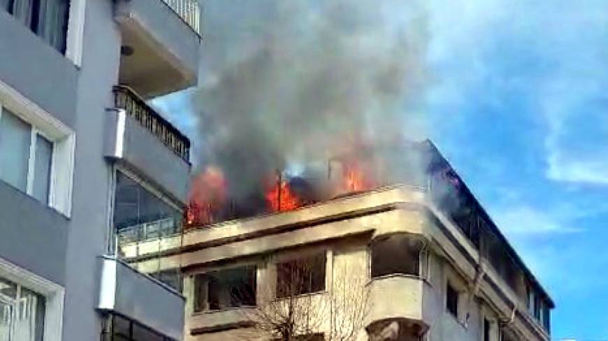 İstanbul - Avcılar’da 5 katlı boş binanın çatı katında yangın çıktı