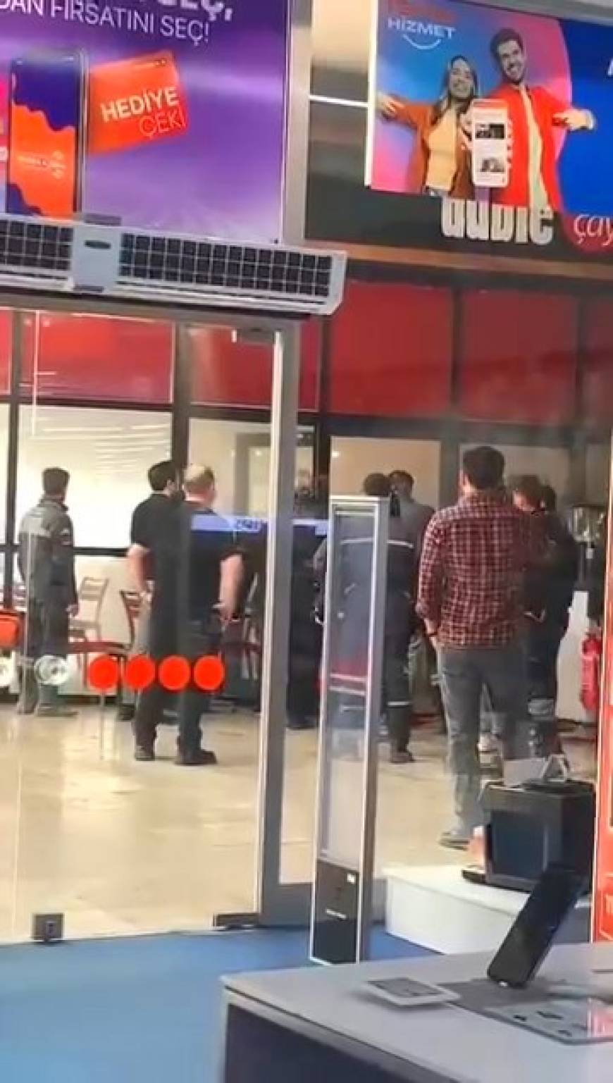 AVM'de yangın çıktı; 4 kişi dumandan etkilendi