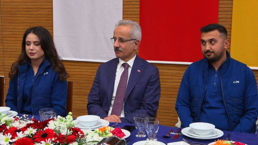 Bakan Uraloğlu, PTT Genel Müdürlüğü personeliyle iftar yaptı