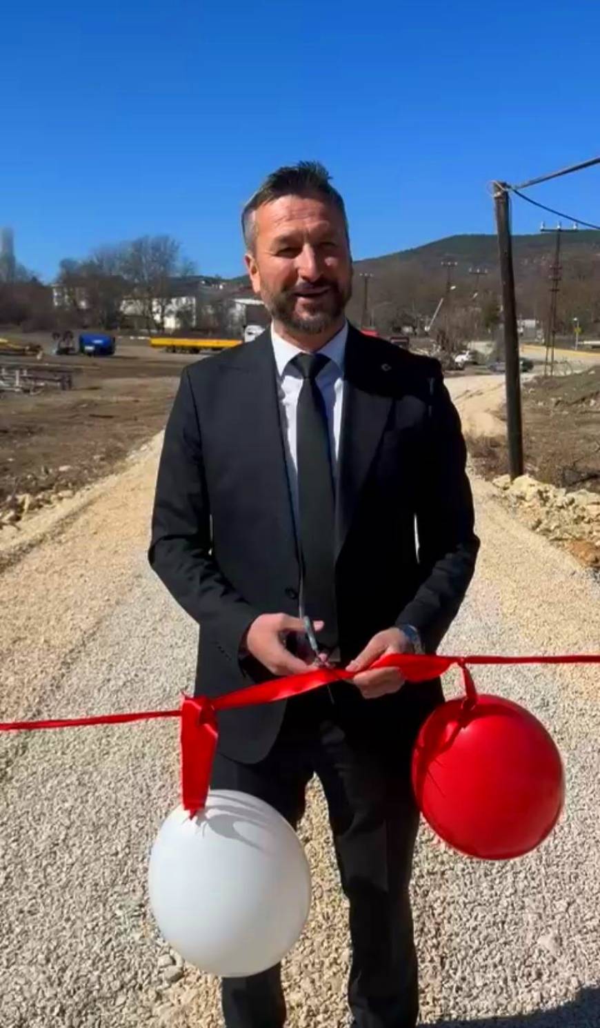 Kalabalık tepkisinden rahatsız olan belediye başkanı, köprüyü tek başına açtı