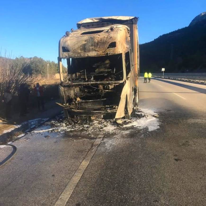 Çorum'da pirinç yüklü TIR yandı