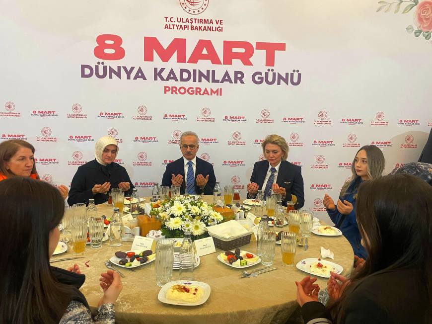 Bakan Uraloğlu, bakanlığının kadın personeliyle iftar yaptı