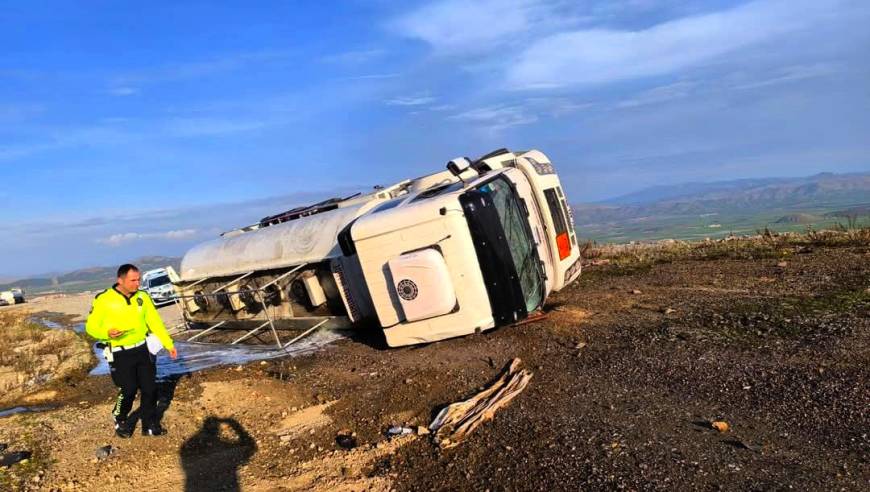 Gaziantep’te akaryakıt tankeri devrildi: 2 yaralı