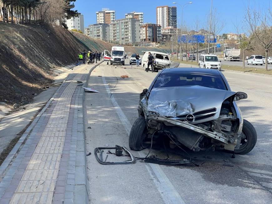 Gaziantep'te otomobil, minibüse çarptı: 1 ölü, 3 yaralı