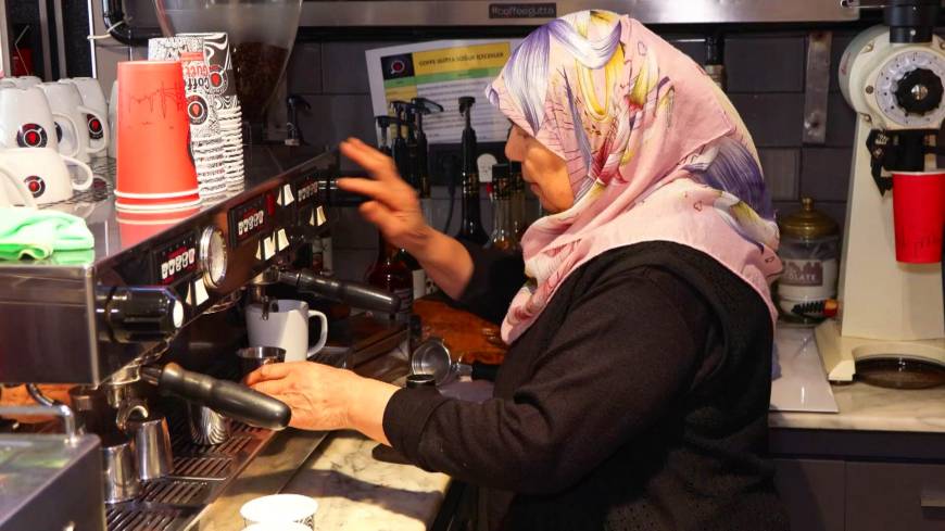 İstanbul - 70 yaşındaki 'Barista teyze' gençlerin ilgi odağı oldu