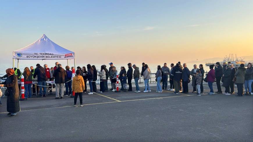 Tekirdağ’da 5 bin kişinin katıldığı iftar etkinliğinde uzun kuyruklar oluştu