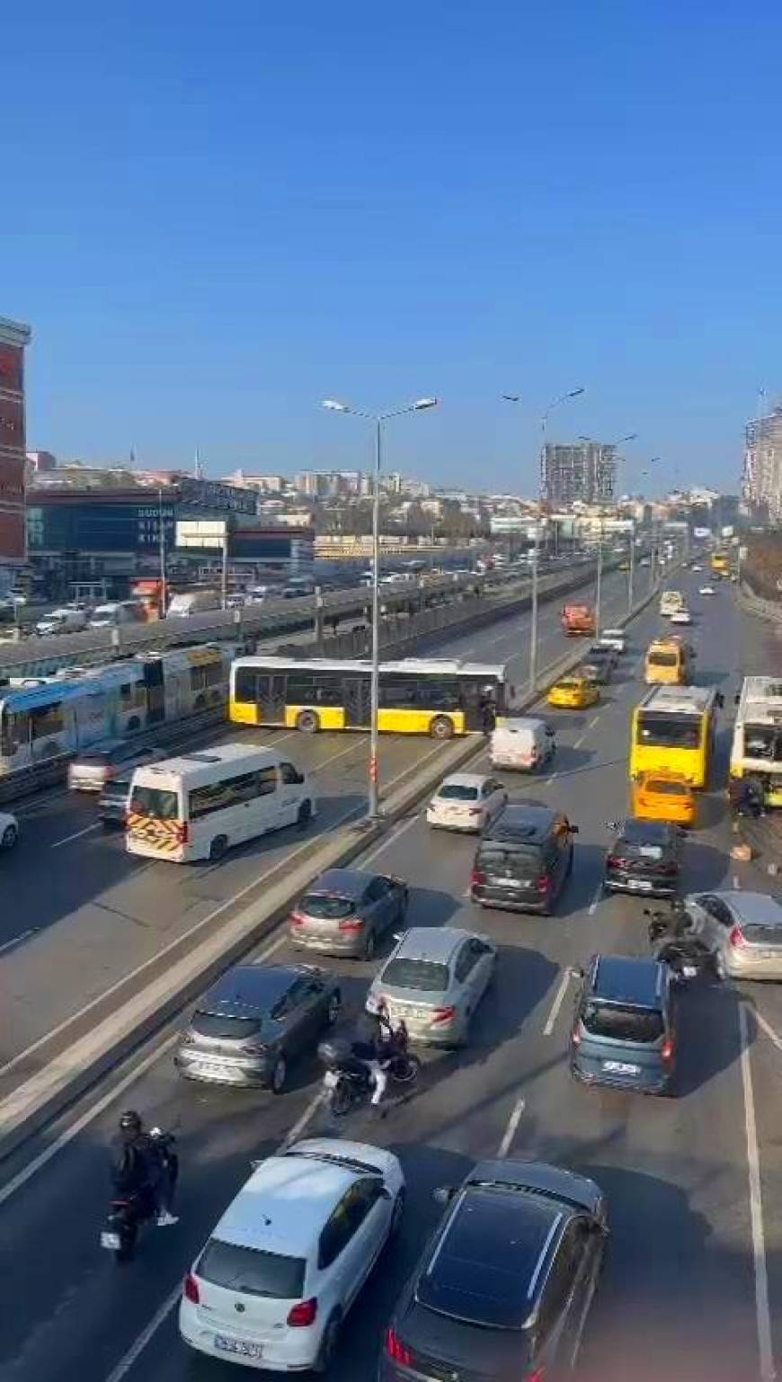 İstanbul - Esenyurt'ta İETT otobüsü kaza yaptı, yol trafiğe kapandı 