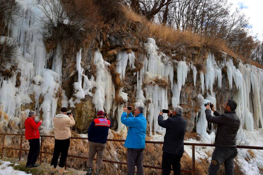 Kanyonda oluşan dev buz sarkıtlarına fotoğrafçılardan yoğun ilgi