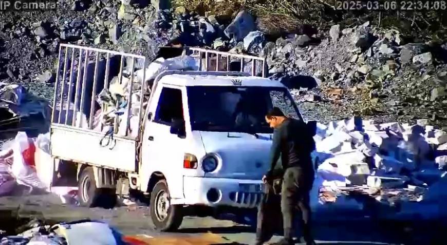 İstanbul- Avcılar'da kamyonetin plakasını montla kapatarak kaçak moloz dökenlere 80 bin lira ceza