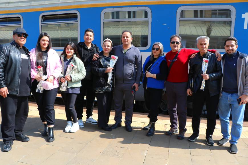 Van-Tahran tren seferleri 5 yıl aradan sonra başladı; yolcular çiçeklerle karşılandı