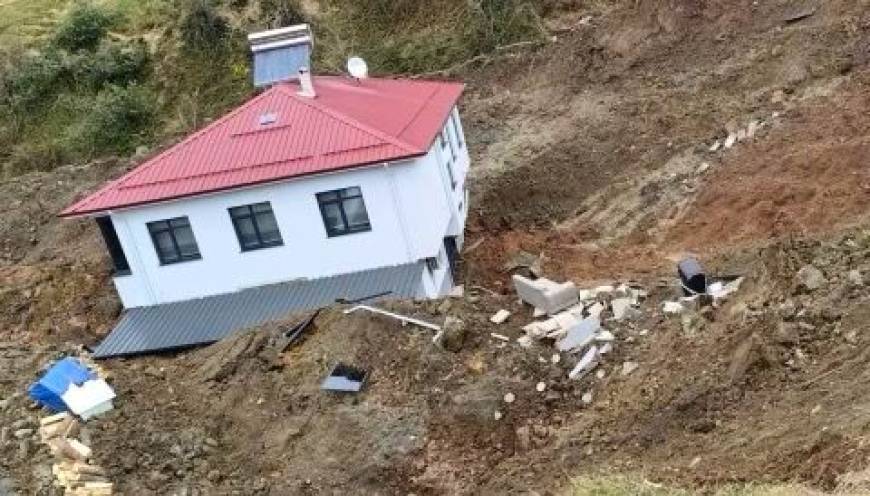 Artvin’de heyelan; 2 katlı ev 50 metre sürüklendi