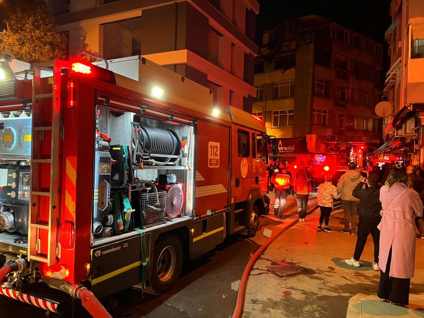 İzmir'de korkutan ev yangını: 1 kişi dumandan etkilendi