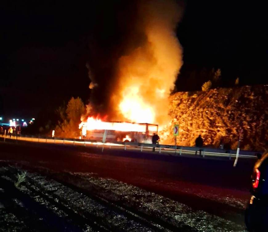 Yolcu otobüsü alev alev yandı