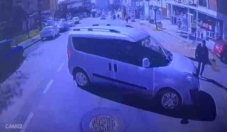 Kazada savrulan hafif ticari aracın yayaya çarptığı anlar kamerada