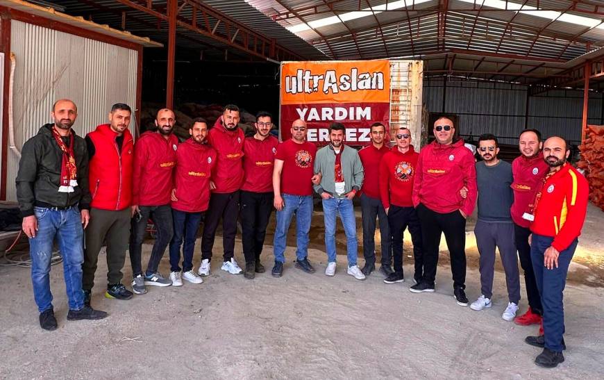 Ultraslan Hatay, depremzedelere erzak kolisi dağıttı 