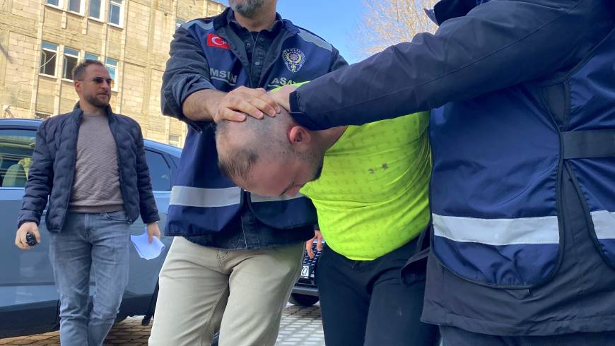 Eski eşinin dedesini, boğazını bıçakla keserek öldürdü