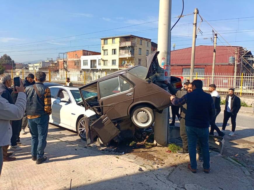 Otomobil, park halindeki 5 araca çarptı