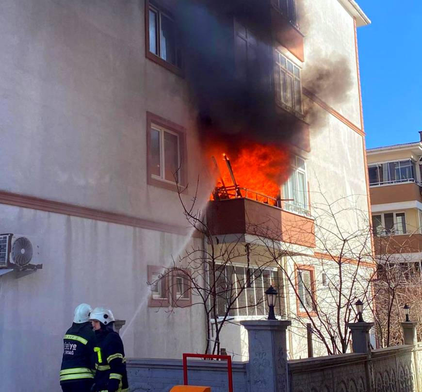  Binanın ikinci kat balkonunda çıkan yangın büyümeden söndürüldü