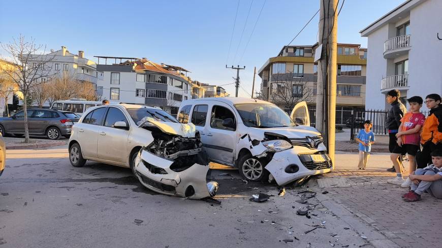 Bursa'da otomobil ile hafif ticari araç çarpıştı: 1 yaralı