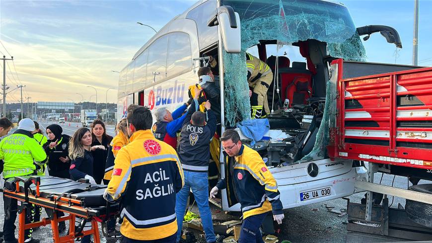 Kütahya’da yolcu otobüsü TIR’a çarptı: 13 yaralı