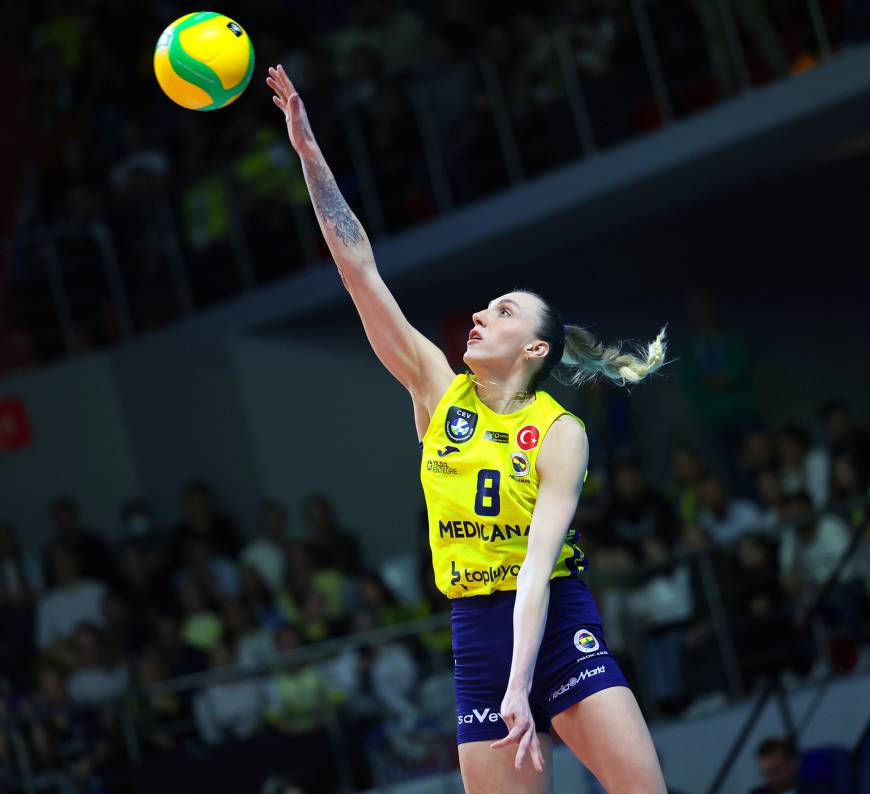 VakıfBank, Fenerbahçe Medicana'yı altın sette mağlup ederek turladı