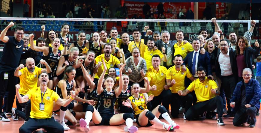 Fenerbahçe’yi altın sette geçerek Final-Four’a çıkan VakıfBank’ta hedef kupa 