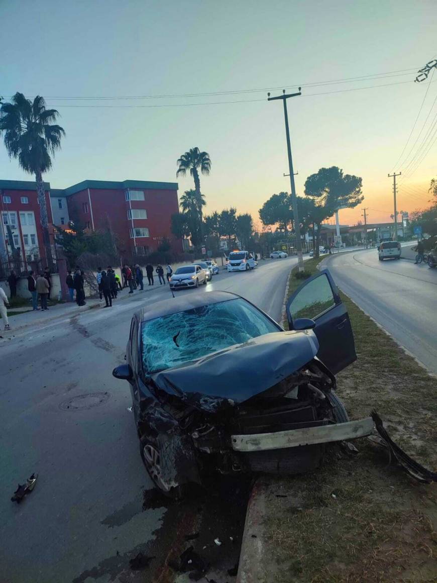 Otomobil, yayalara çarpıp refüje çıktı: 3 yaralı