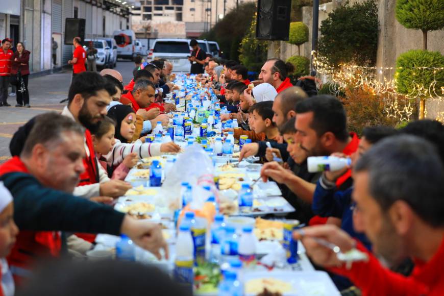 İstanbul-Kızılay'dan İblib'de engelli kamplarında kalanlara yardım, yetimhanedeki çocuklara iftar