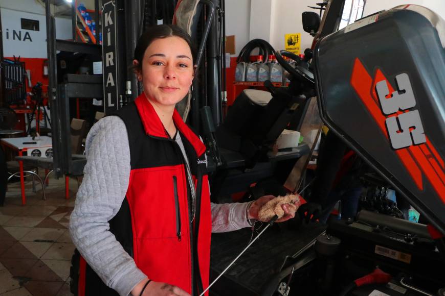 Ağabeyine özenen Melike, forklift servisinde çıraklık yapıyor