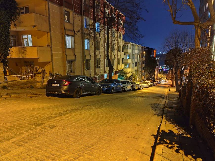 İstanbul- Küçükçekmece'de motosikletli şüpheliler park halindeki otomobile ateş açtı 