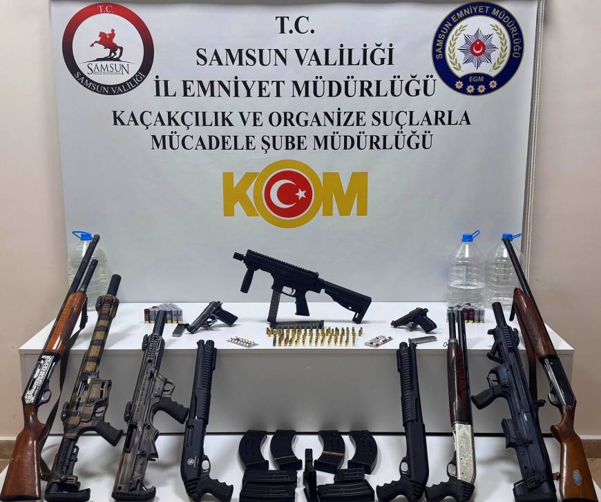 Samsun'da eğlence mekanında çok sayıda silah ele geçirildi