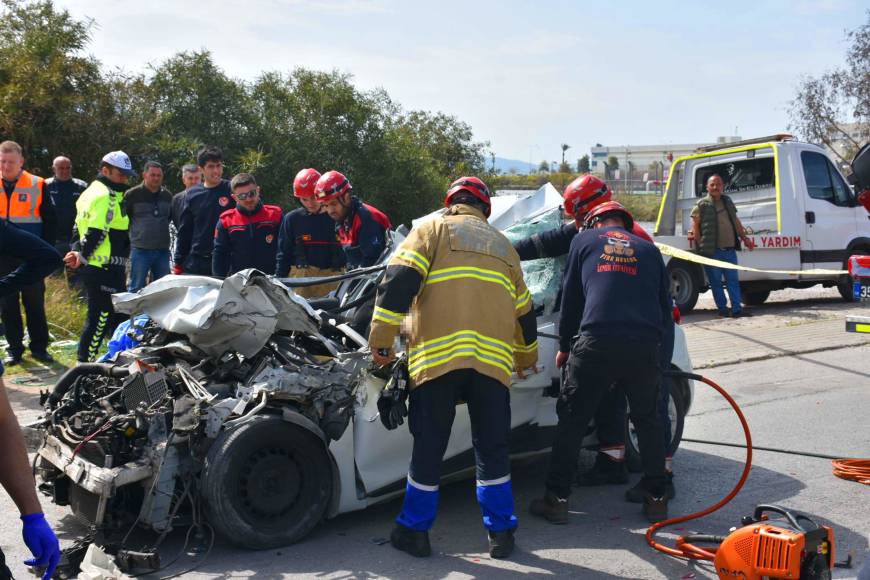 İzmir'de TIR'a çarpan otomobilin sürücüsü öldü