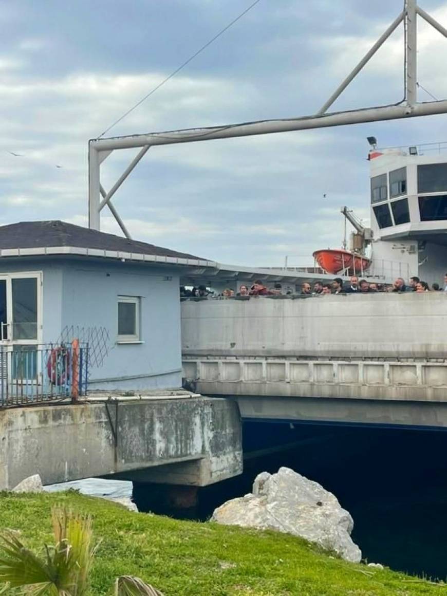 Yalova'da, dümeni kilitlenen feribot, iskeleye çarptı