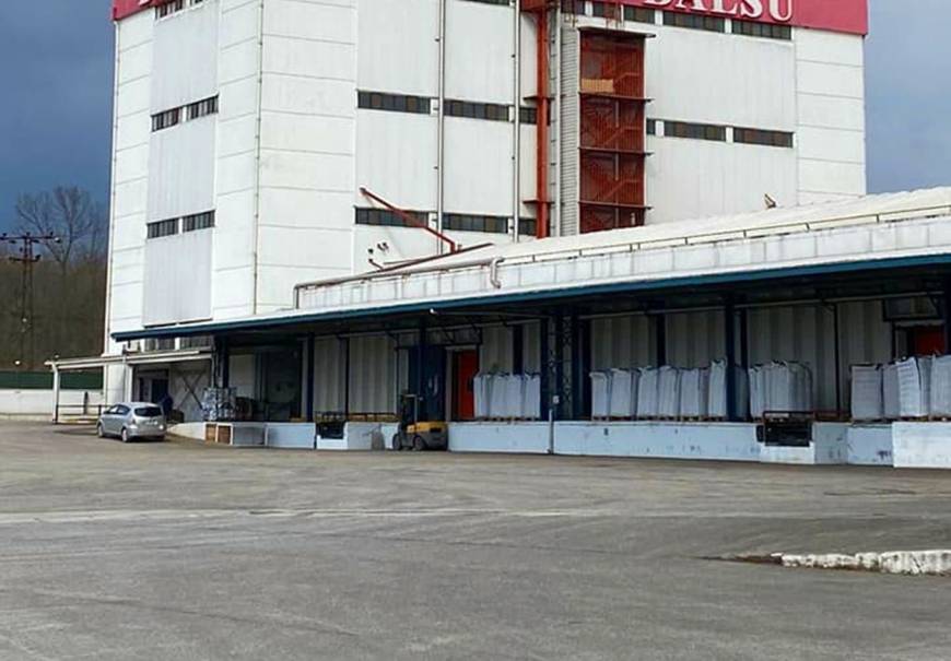 Sakarya'da fabrikanın çatısından düşen işçi öldü