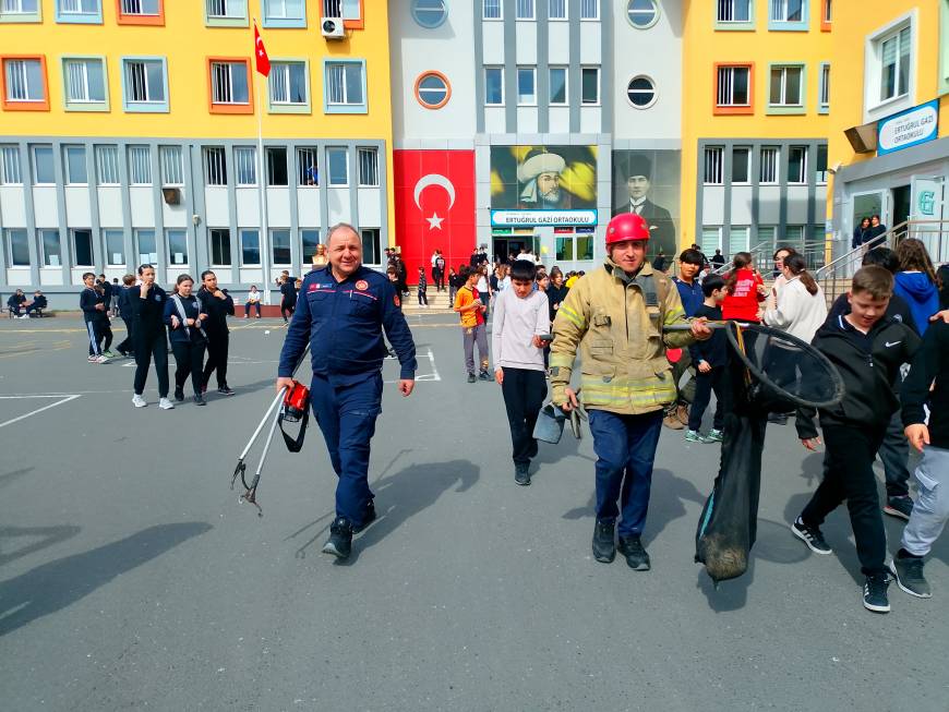 İstanbul - Silivri'de okulun havalandırma boşluğunda mahsur kalan kedi, kurtarıldı