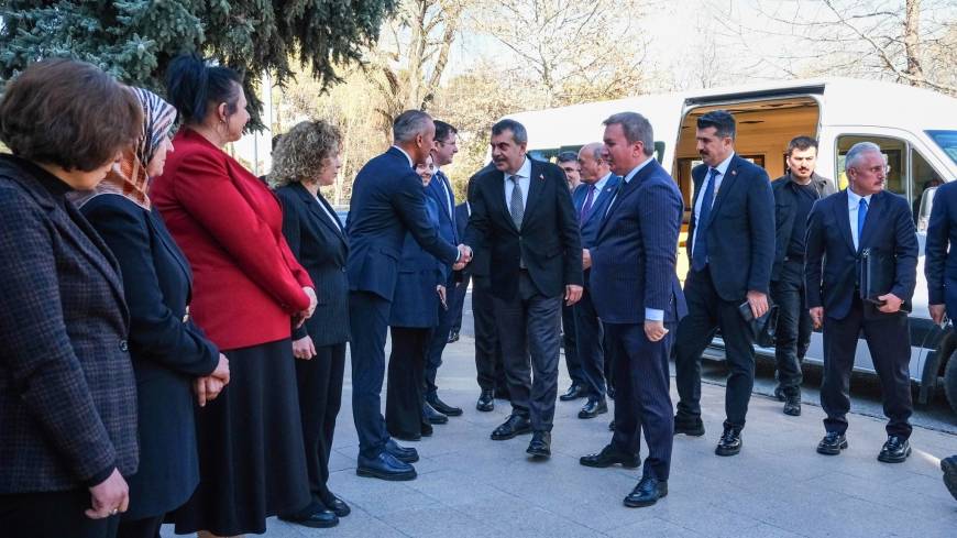 Bakan Tekin: Uygun olan okullarımızın bahçesine spor salonu yapılacak (2)