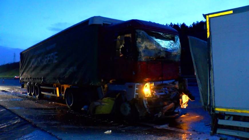 İstanbul- Çekmeköy'de iki TIR ile kamyonun karıştığı kaza: 2 yaralı