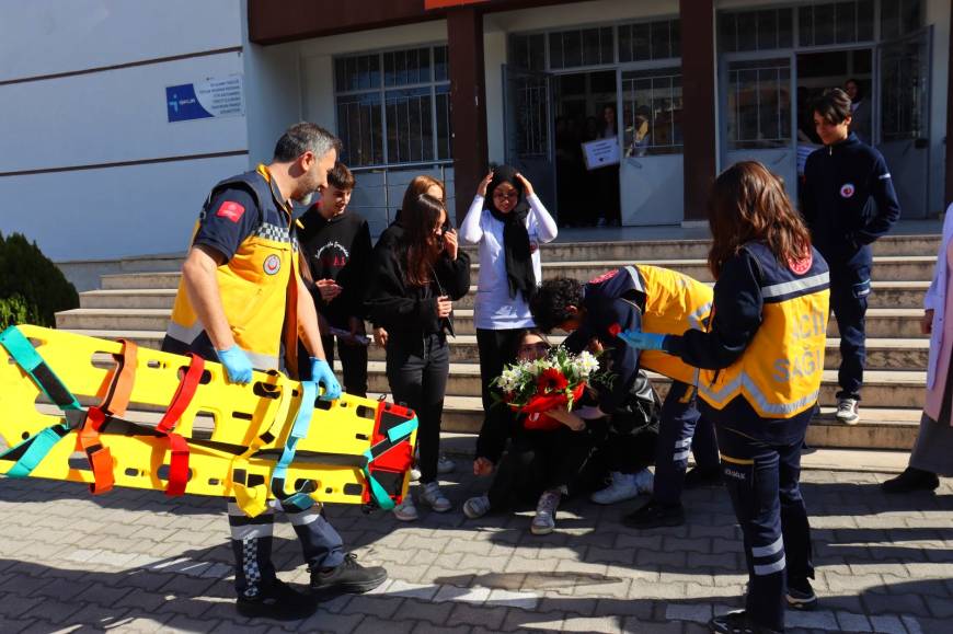 İhbara giden sağlık ekiplerine sürpriz kutlama