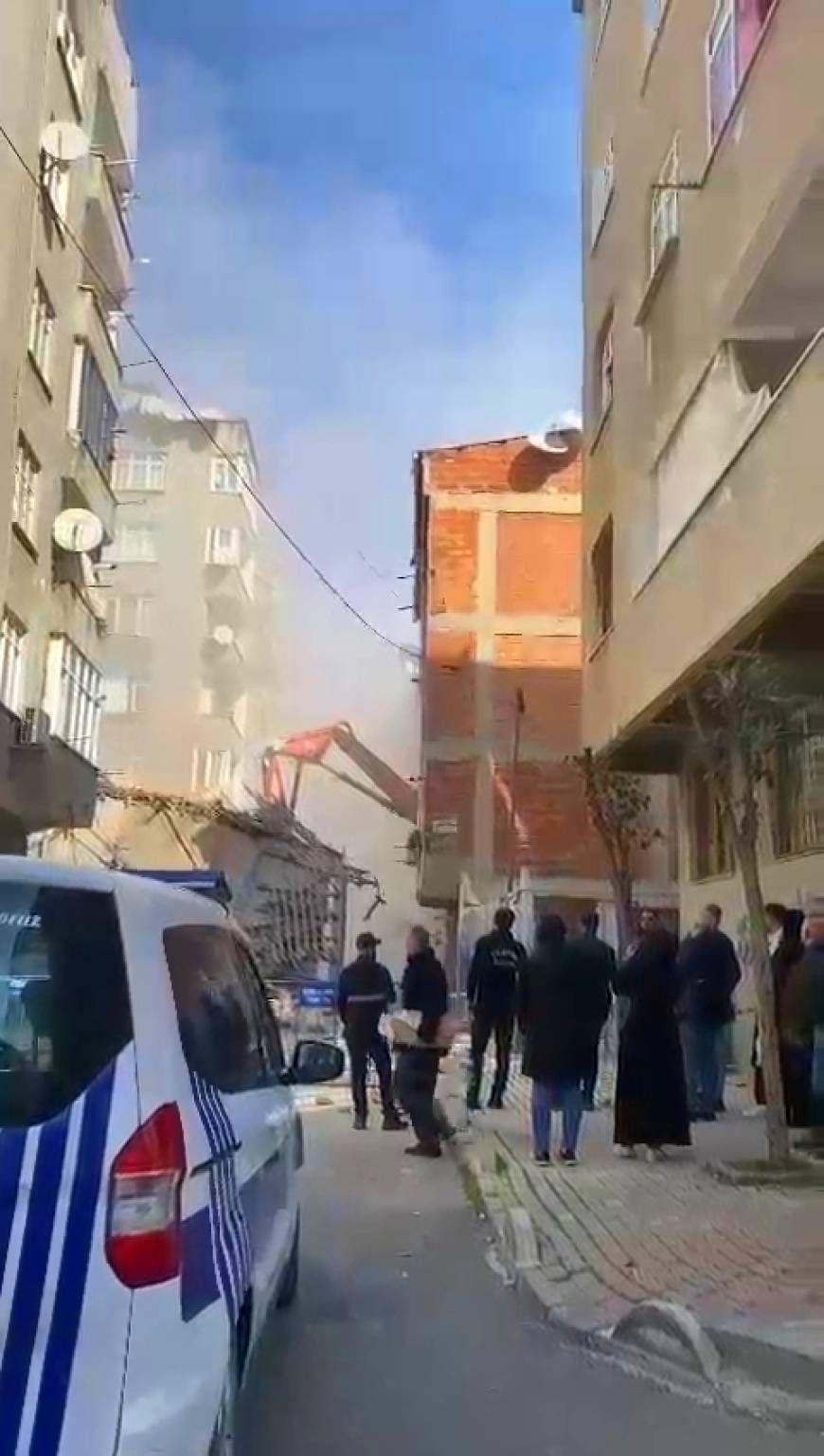 İstanbul - Esenler'de kontrollü yıkım sırasında hasar alan başka bir bina tahliye edildi-1