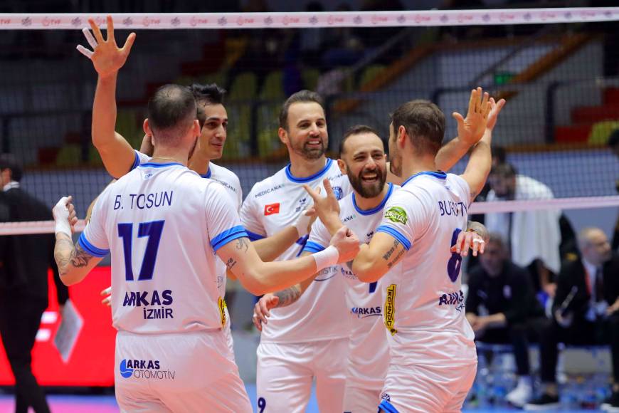 Arkas Spor ilk 4 için sahada