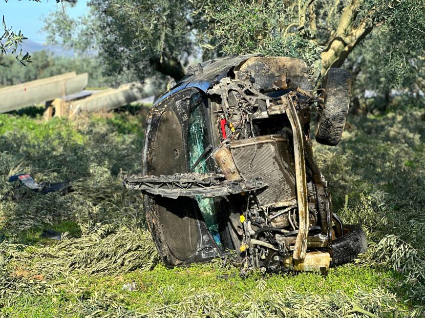 Zeytinliğe uçan otomobilin sürücüsü yaralanmadı