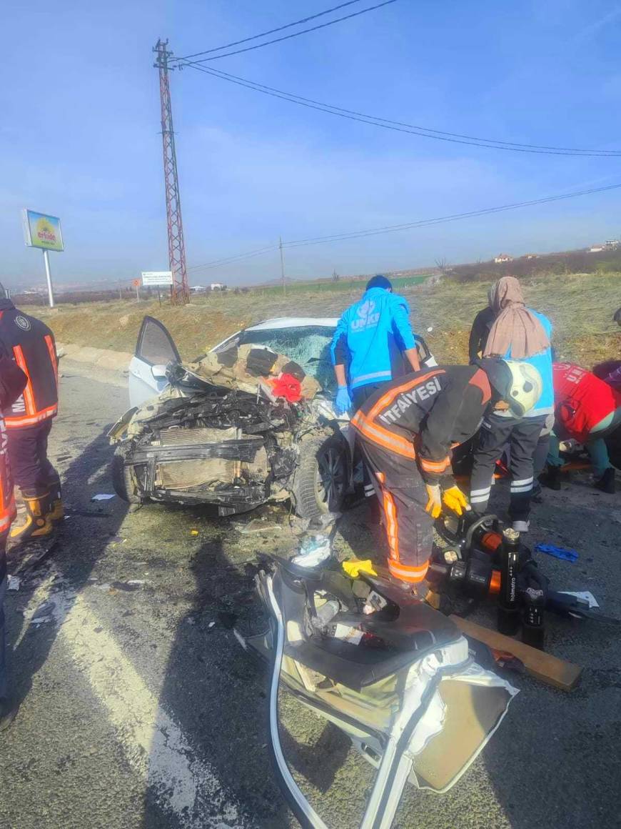 Malatya'da otomobil, TIR'a çarptı; karı- koca ile çocukları öldü