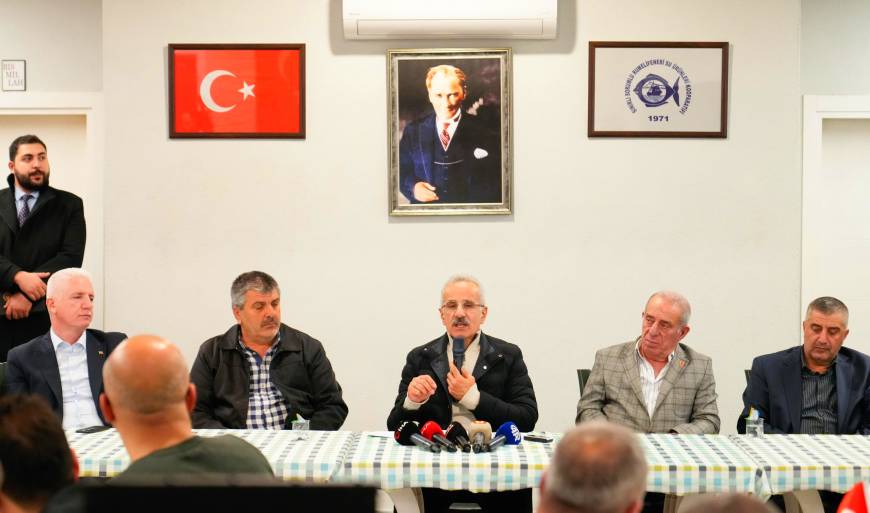 İstanbul- Bakan Uraloğlu, Sarıyer'de balıkçılarla sahur yaptı