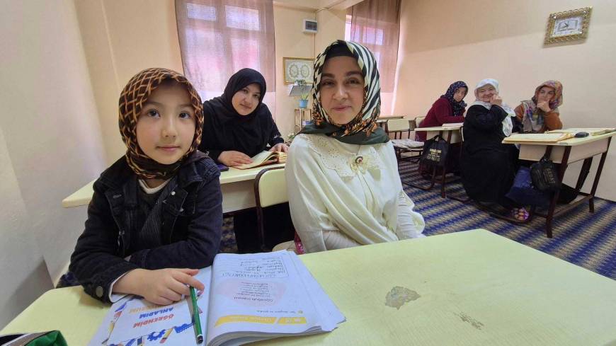 Kur'an kursundaki öğreticinin yardımı ile Türkçe öğrenen Afgan Seher, okula gitmek istiyor