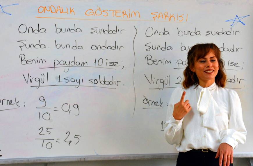 Gülsevim öğretmen, matematik dersini oyun ve şarkılarla öğretiyor