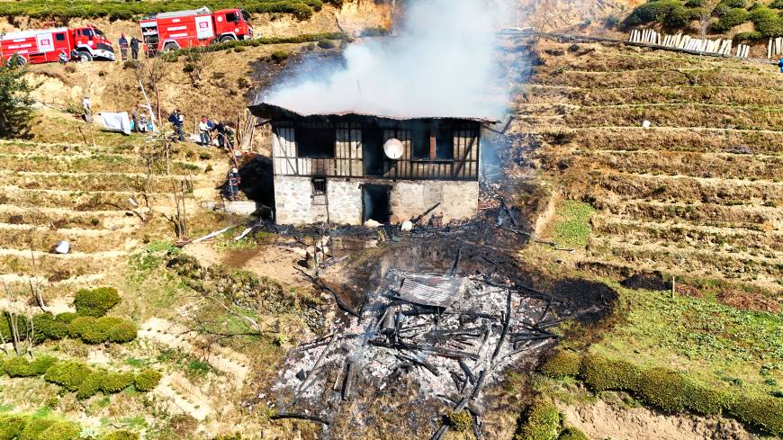 Samanlıktaki yangın eve sıçradı, 2 kişi dumandan etkilendi