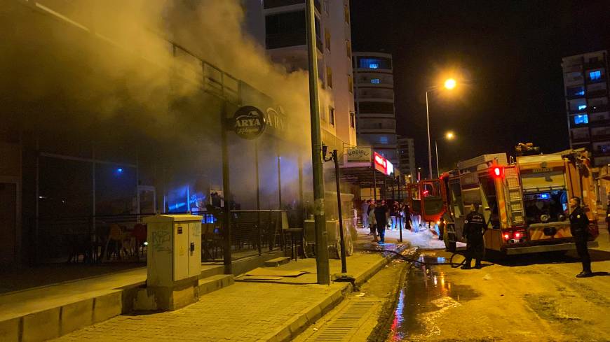 Adana'da sucuk- ekmek dükkanı yandı