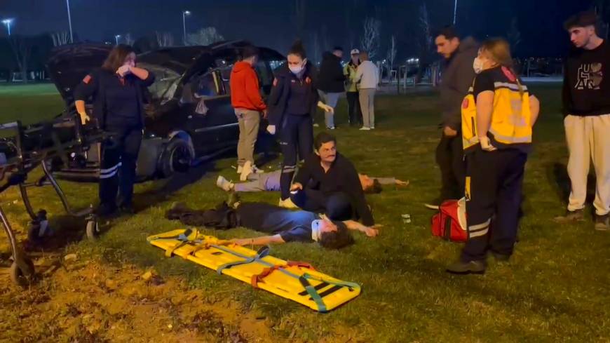 İstanbul - Maltepe'de hafif ticari araç yoldan çıkarak takla attı: 4 yaralı